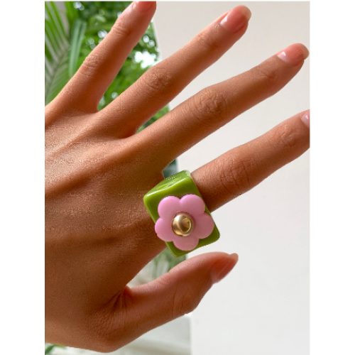 Anillo de resina con diseño de flor