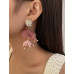 Aretes largos de flores rosa con perlas blancas