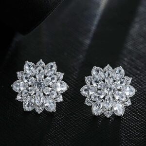 Aretes de circón con diseño de flor