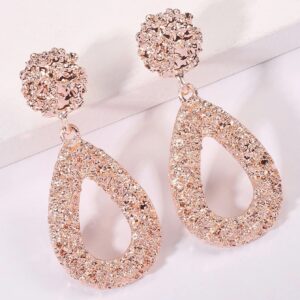 Aretes largos con diseño de gota de agua