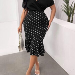 Vestido negro de lunares blancos con hombros descubiertos, corte sirena