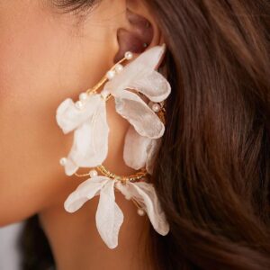 Aretes con perla artificial y diseño de tela