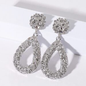 Aretes largos con textura de metal en forma de gota de agua