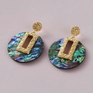 Aretes largos redondos con diseño geométrico