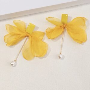 Aretes largos de flor amarilla