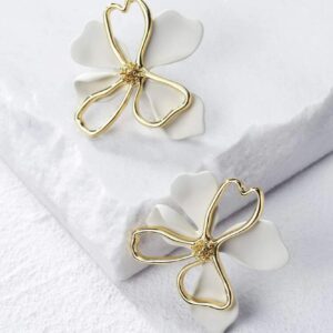 Aretes de flor blanca con dorado