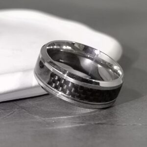 Anillo de acero inoxidable con motivo en negro