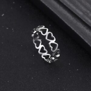 Anillo con diseño de corazones