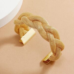 Pulsera abierta con diseño trenzado