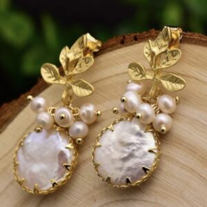 Aretes largos perla natural con diseño