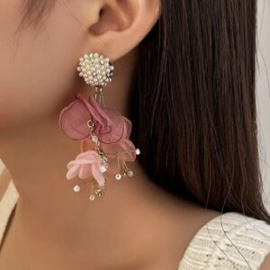Aretes largos de flores rosa con perlas blancas