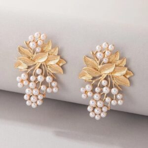 Aretes con perla artificial y con diseño de hoja
