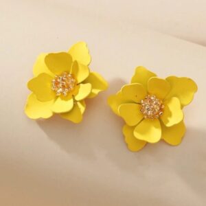 Aretes de botón con diseño de flor amarilla