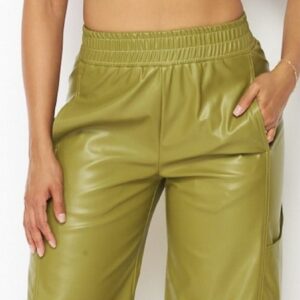 Pantalón de cuerina verde Mi558