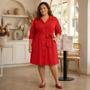 Vestido con cinturón rojo